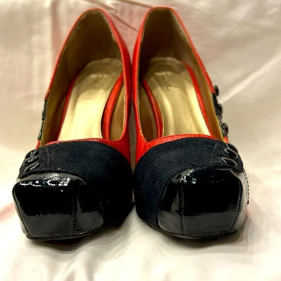 Qupid - Unique Red and Black Pump. Size 8 - Picture 4 of 9